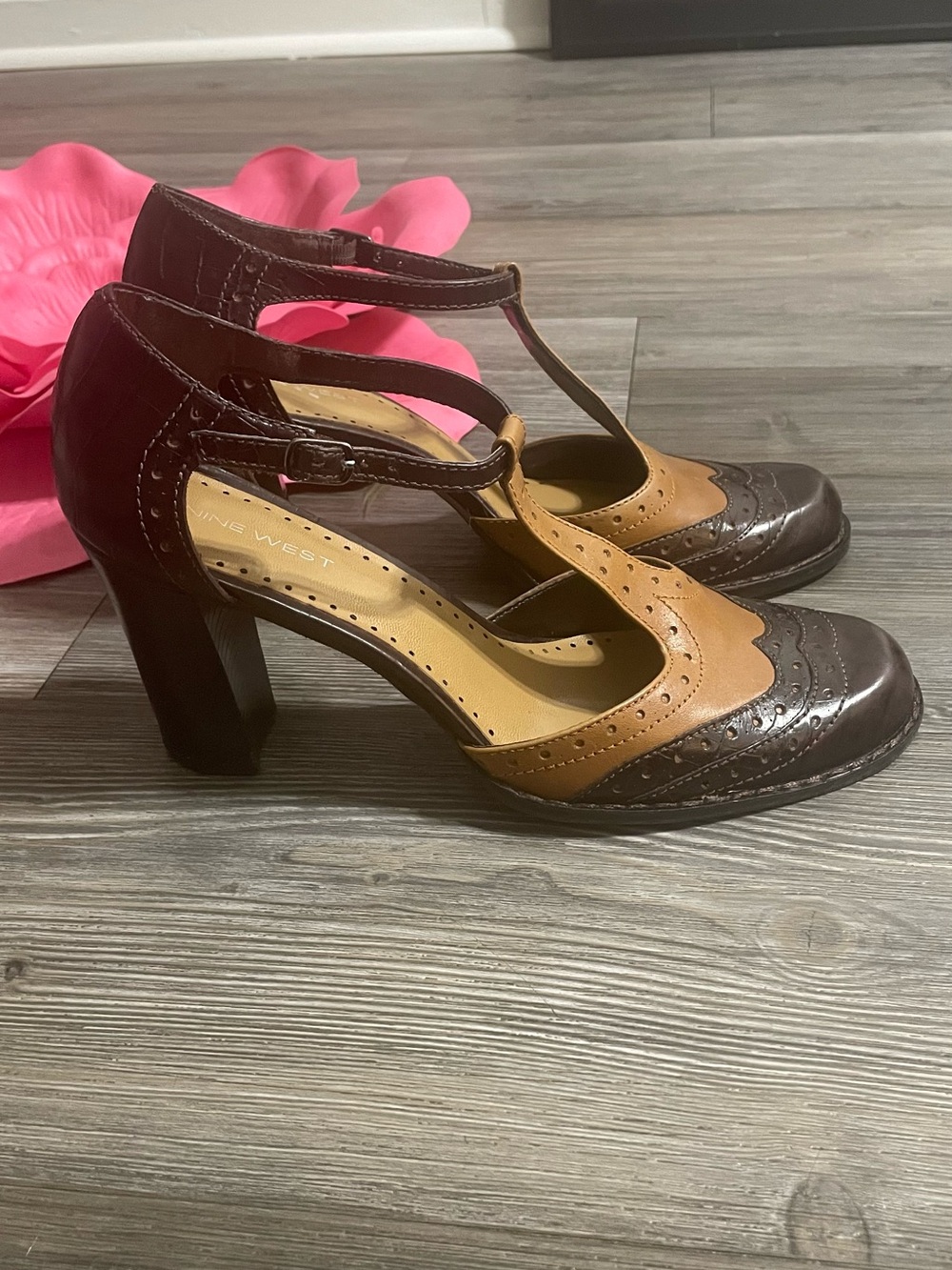 NINE WEST Sz 9M T Strap Pumps Leather Wingtip Brogue Block Heel Mary Jane Preppy